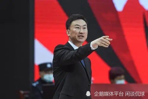 王小帅导演表示，《地久天长》虽然瞄准的是中国三十年的人情与社会变迁，但体现出来的还是;共情，;中国人最伟大的地方，就在于经历了诸多人生不得已的不幸和打击之后，仍然艰难而平静地生活着，中国的老百姓，很伟大